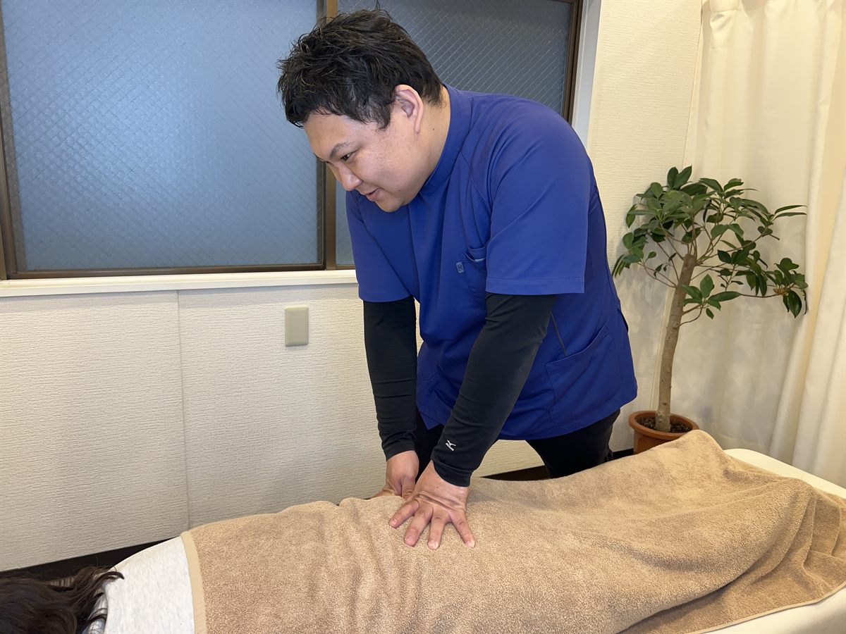 院内で施術を行う院長の様子